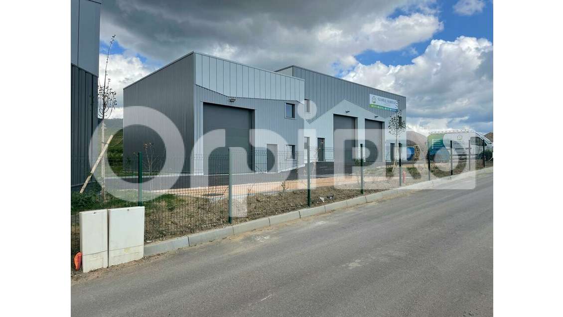 Loue local d'activité 135m² St-Etienne-la-Varenne