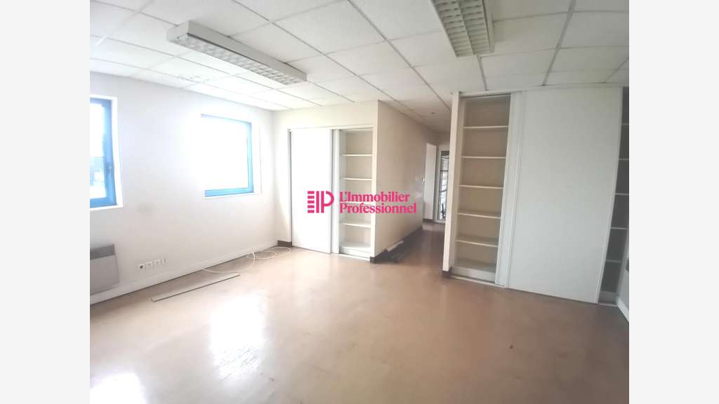 A louer local d'activité 940m² à Saint-Évarzec