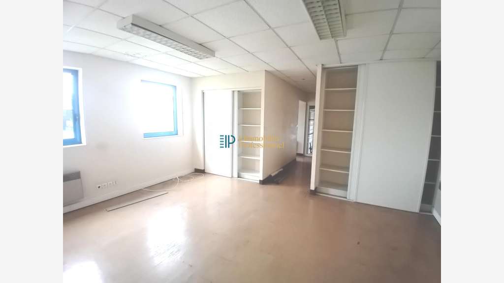 A louer local d'activité 940m² à Saint-Évarzec