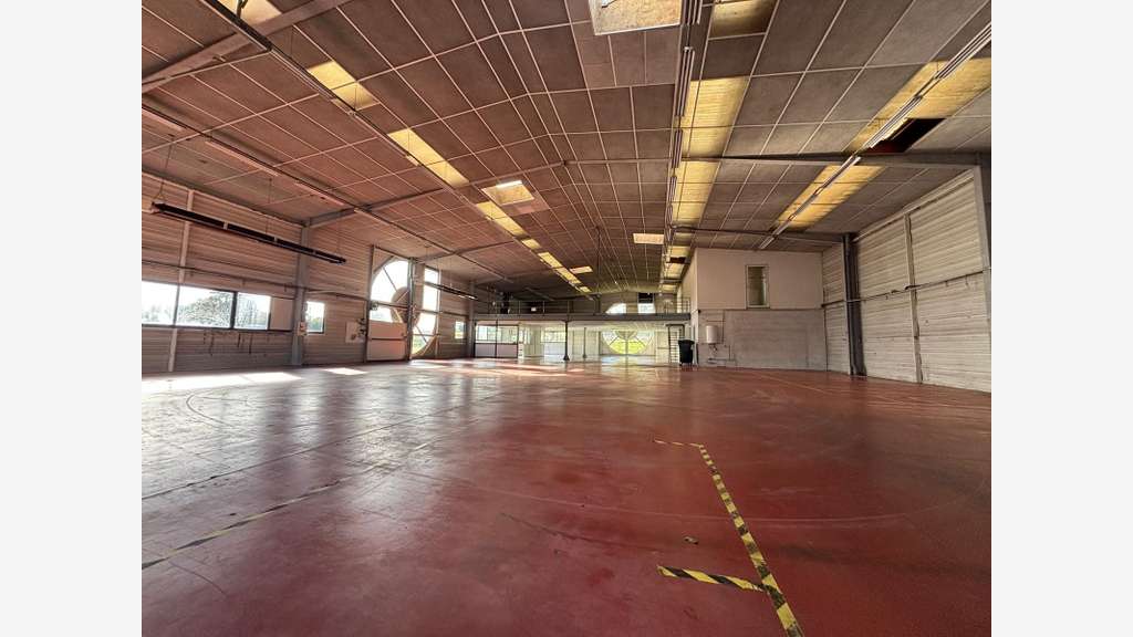 Bâtiment à louer 900m² zone de Troyalach  RN165