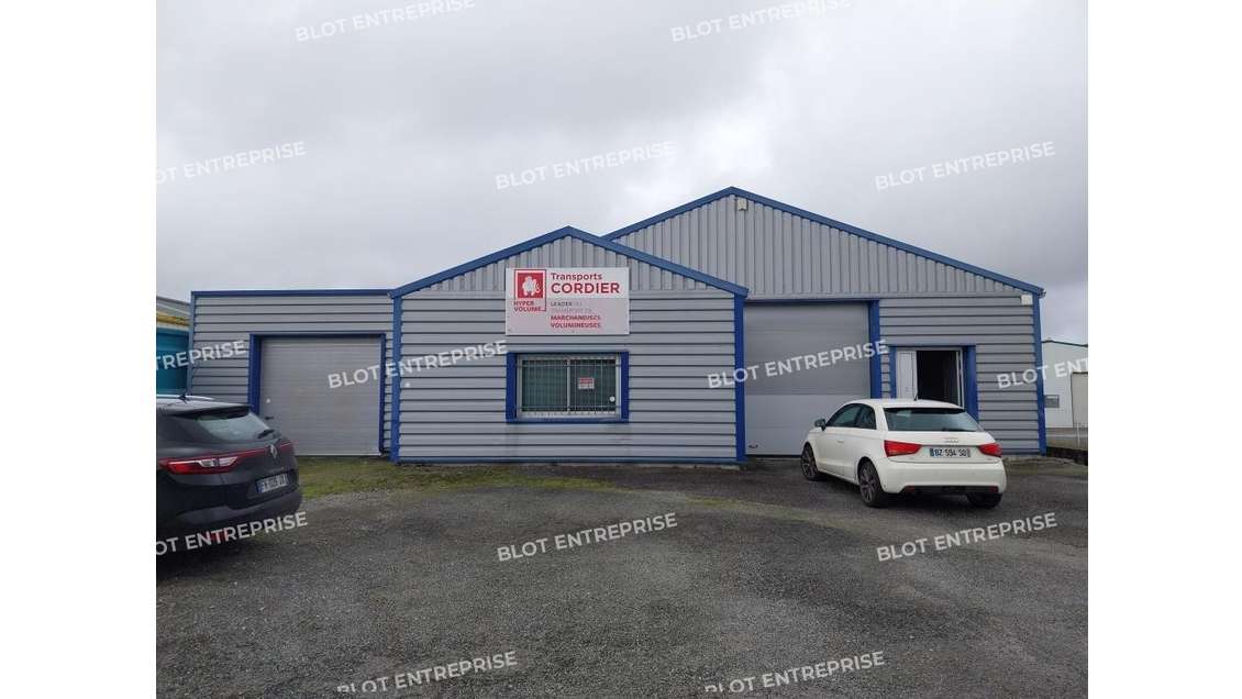 A louer locaux d'activités 360m² à Saint-Evarzec