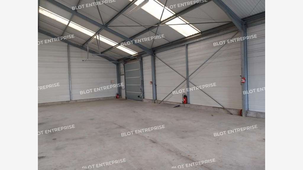 A louer locaux d'activités 360m² à Saint-Evarzec