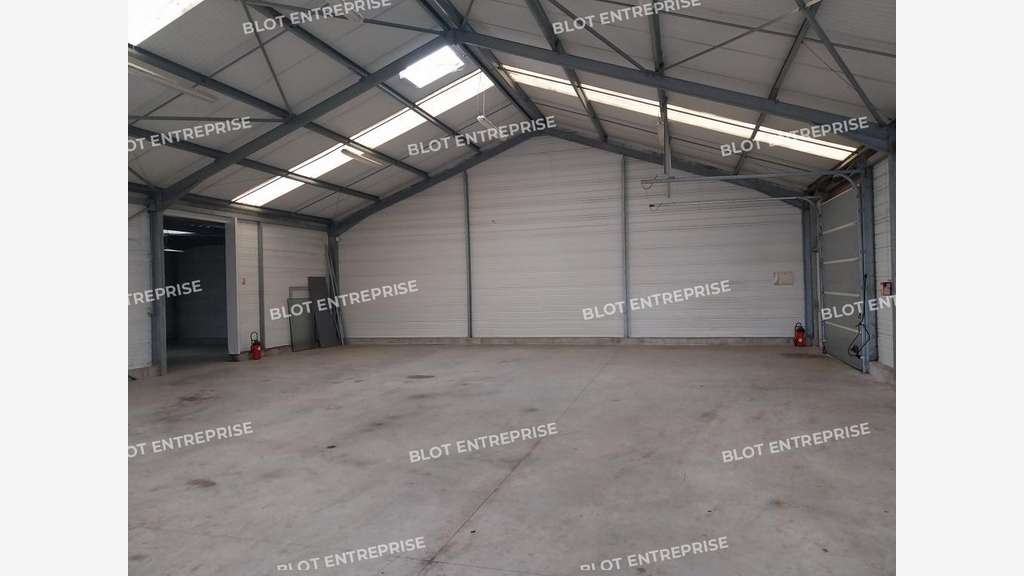 A louer locaux d'activités 360m² à Saint-Evarzec