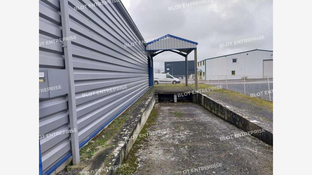 A louer locaux d'activités 360m² à Saint-Evarzec
