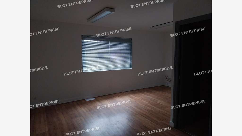 A louer locaux d'activités 360m² à Saint-Evarzec