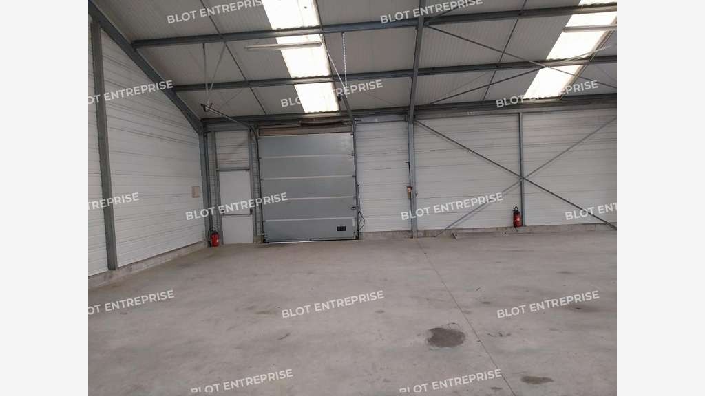 A louer locaux d'activités 360m² à Saint-Evarzec