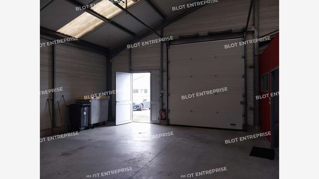 A louer locaux d'activités 360m² à Saint-Evarzec