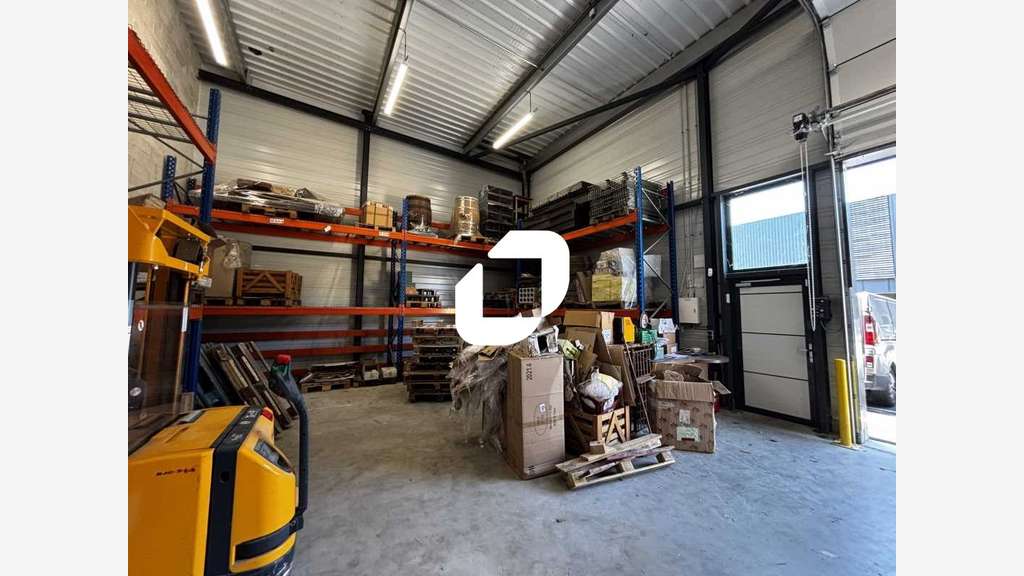 LOCAUX D'ACTIVITES A LOUER !  vous propose