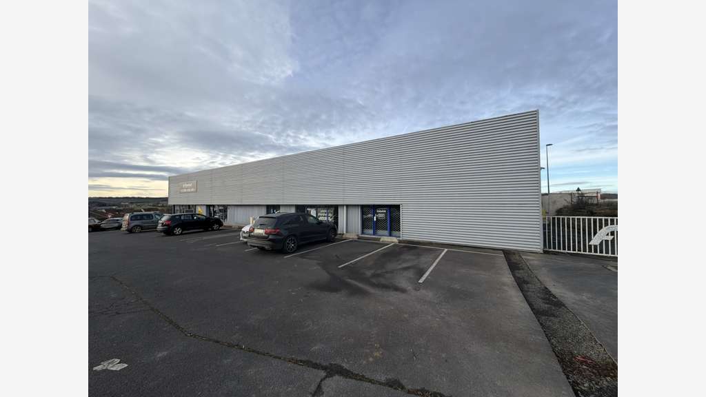 A louer local 465m² zone de Montplain à St Flour