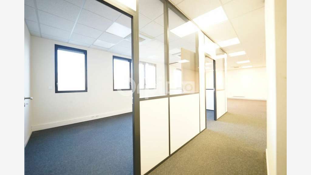 Local d'activité de 298m² à louer à Saint Fons