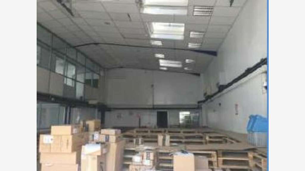 Locaux entre 140 m² et 450 m² à louer à Saint-Fons