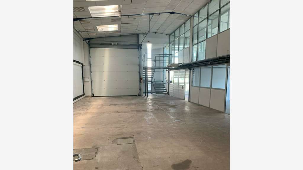 Locaux entre 140 m² et 450 m² à louer à Saint-Fons