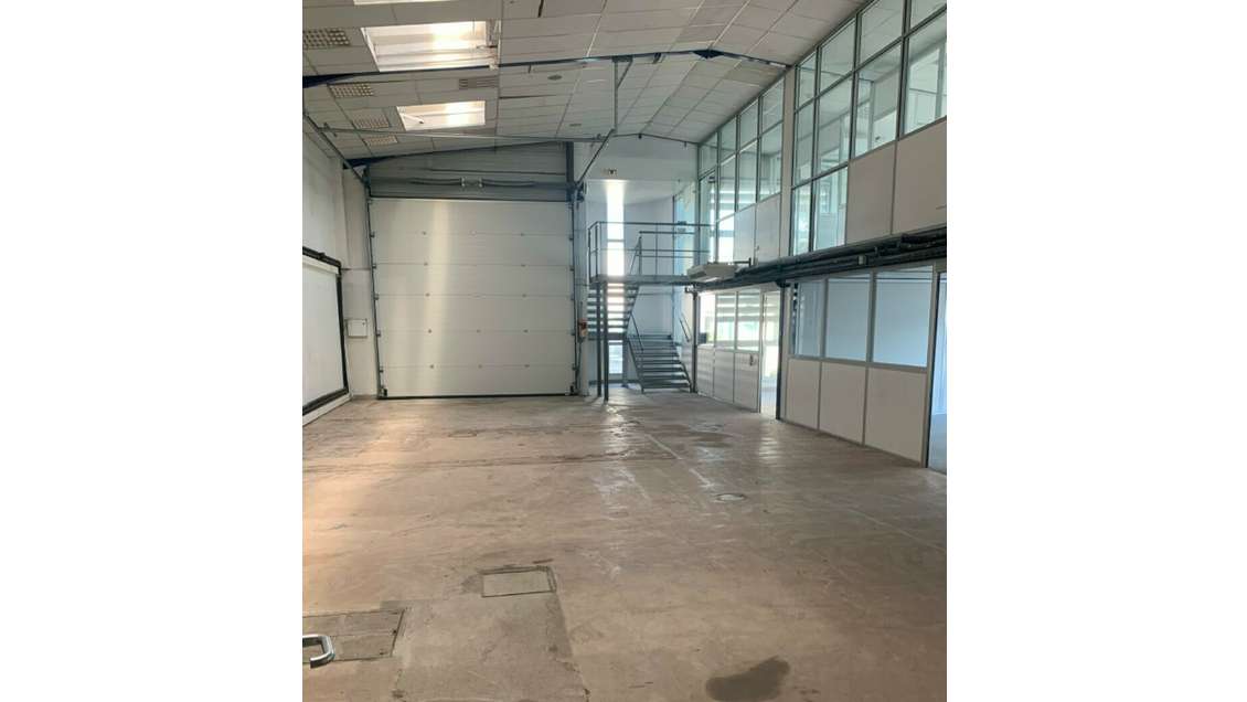 Locaux entre 140 m² et 450 m² à louer à Saint-Fons