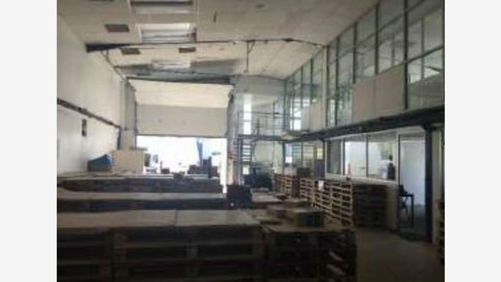 Locaux entre 140 m² et 450 m² à louer à Saint-Fons