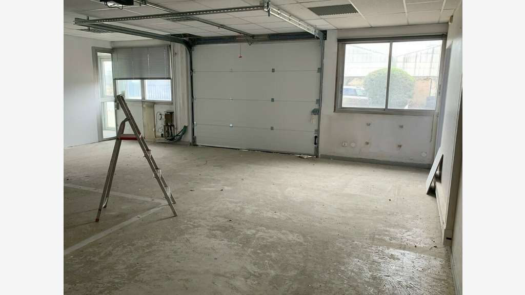 Locaux entre 140 m² et 450 m² à louer à Saint-Fons