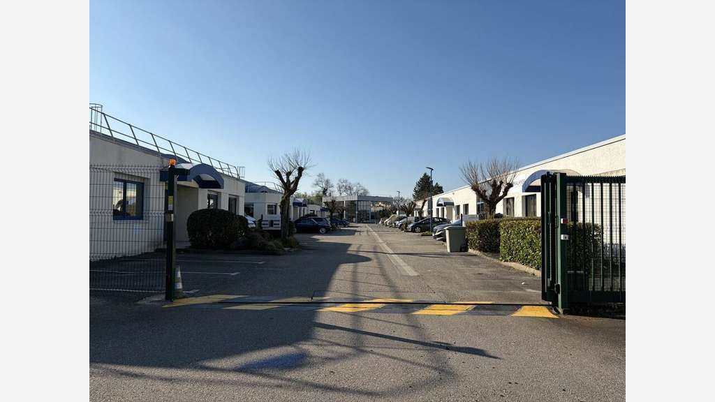 A louer locaux d'activités à Saint-Genis-Laval