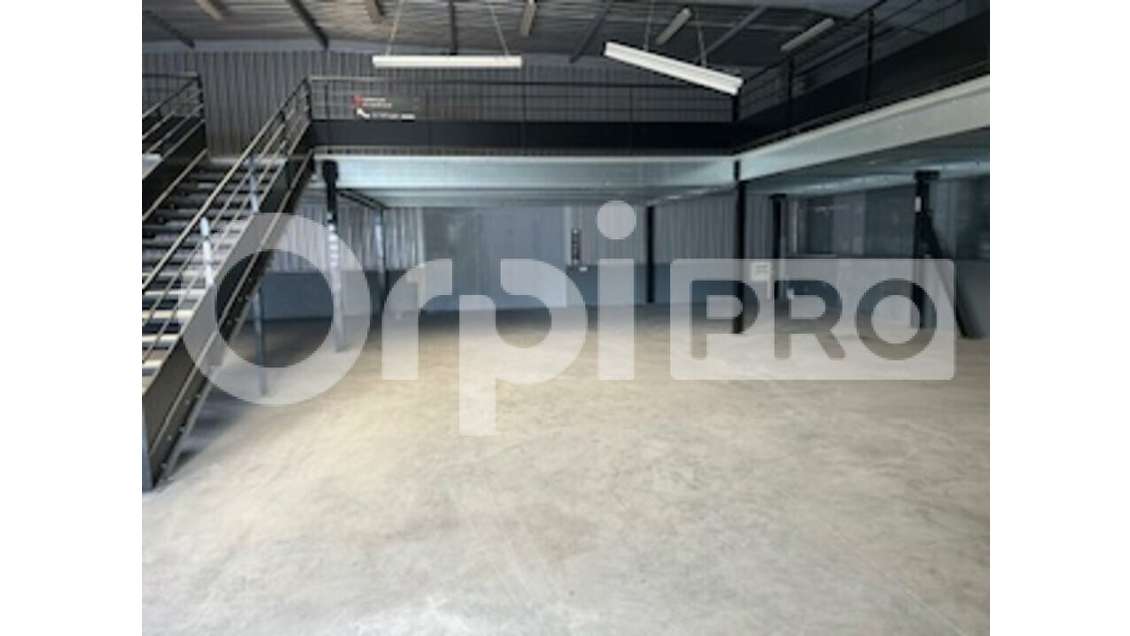 Local d'activité 442m² à Saint-Georges-de-Reneins