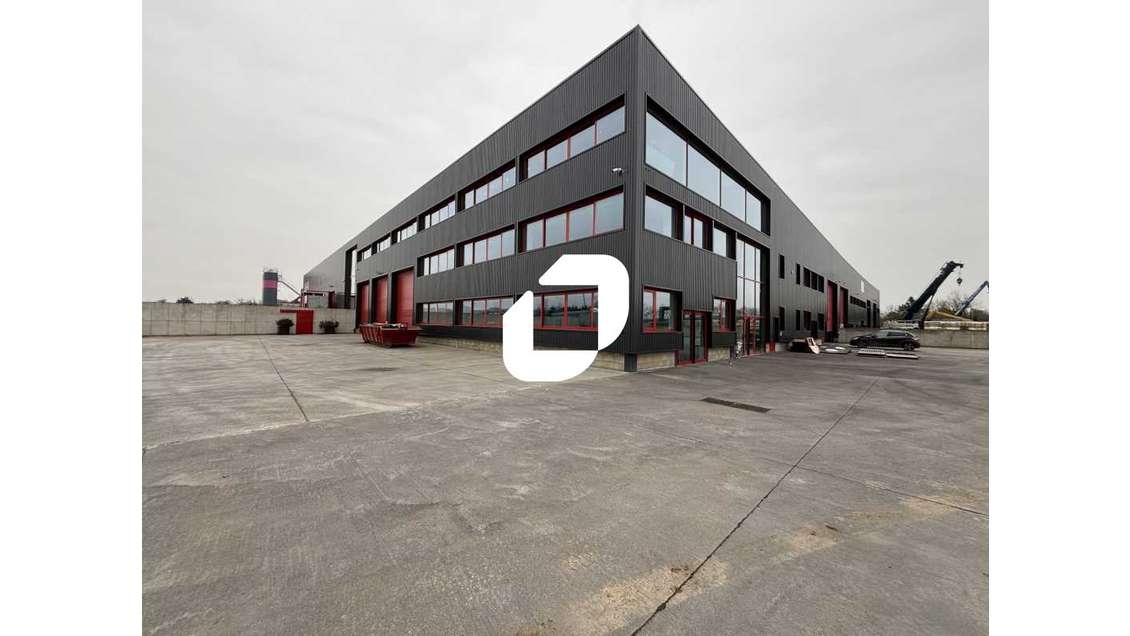 Situé à proximité de la Francilienne (N104) et de