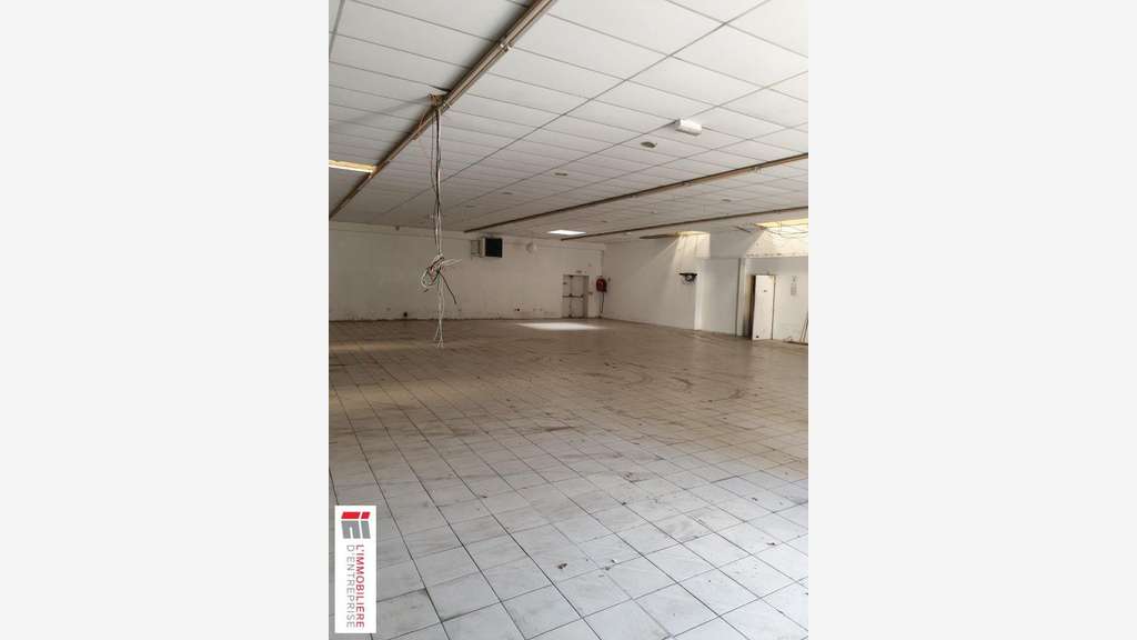 A louer entrepôt 600m² Saint-Grégoire accès rapide