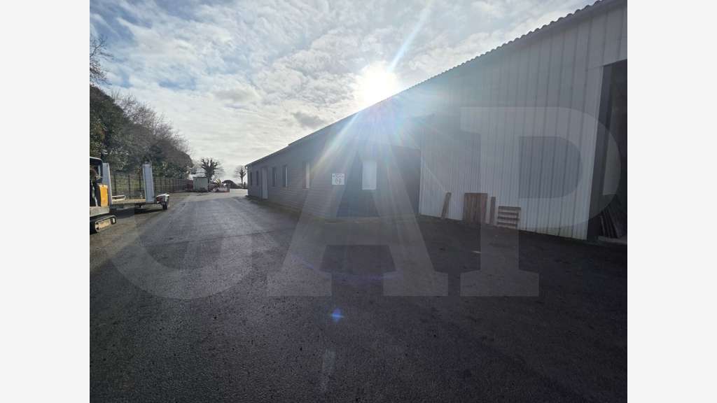 A louer local d’activité 450m² à Saint-Guinoux