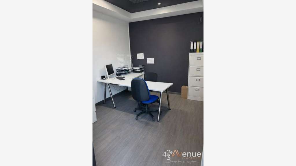 Loue dépôt stockage et bureaux 720m² Saint-Héand