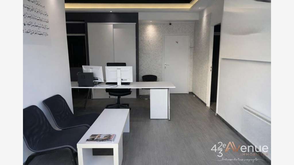 Loue dépôt stockage et bureaux 720m² Saint-Héand