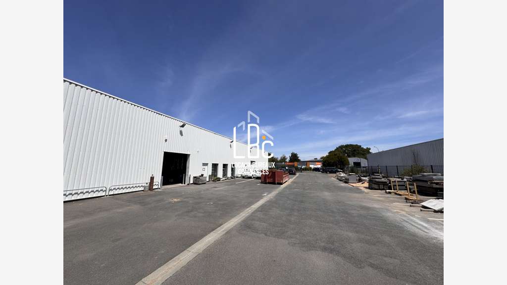 Local commercial de 588m² à louer à Saint Herblain
