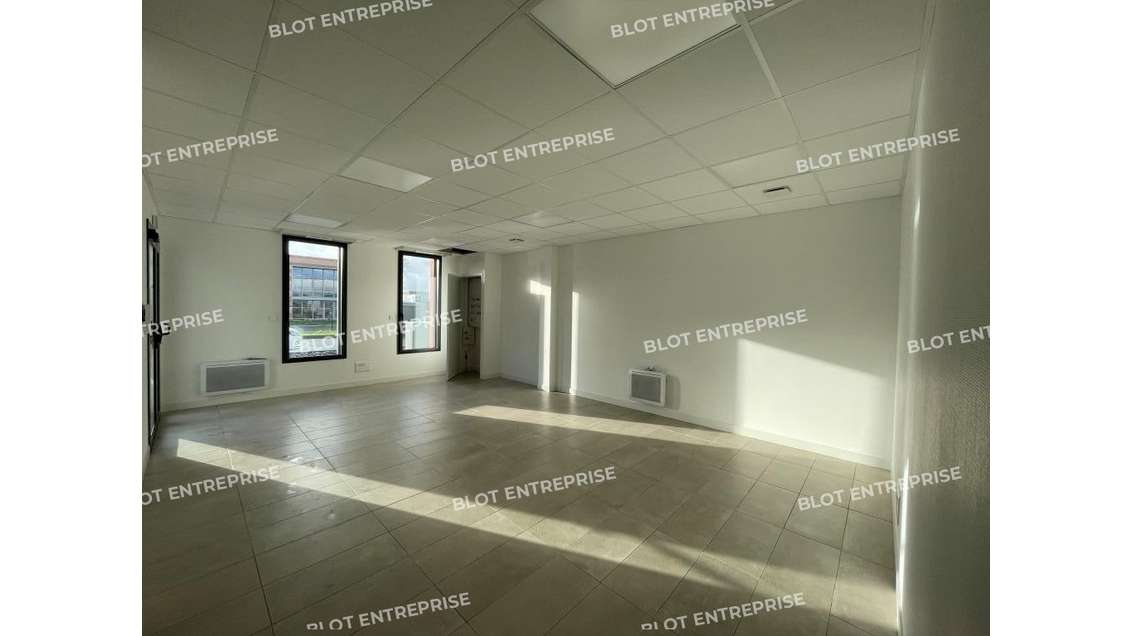 A louer cellule très récente 442m² Saint-Herblain
