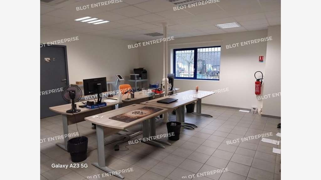 A louer locaux d'activités 1080m² à Saint-Herblain