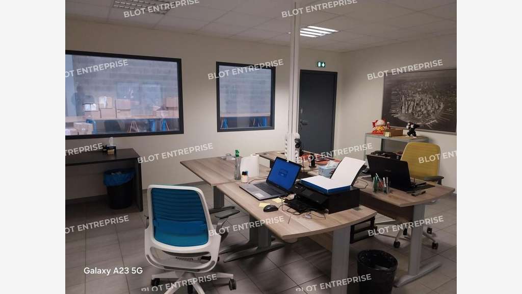 A louer locaux d'activités 1080m² à Saint-Herblain