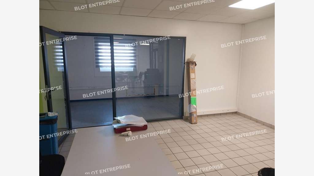 À LOUER - LOCAUX D'ACTIVITÉS - 1 461 M² - SAINT HE