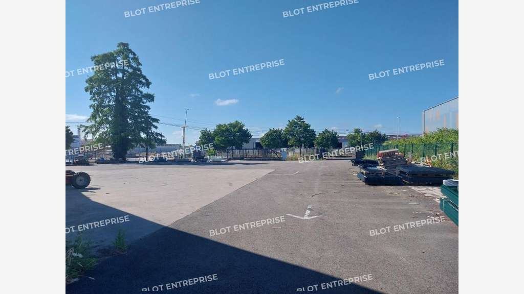 À LOUER - LOCAUX D'ACTIVITÉS - 1 461 M² - SAINT HE