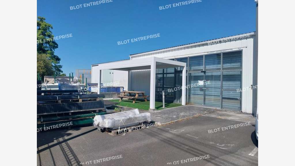 À LOUER - LOCAUX D'ACTIVITÉS - 1 461 M² - SAINT HE
