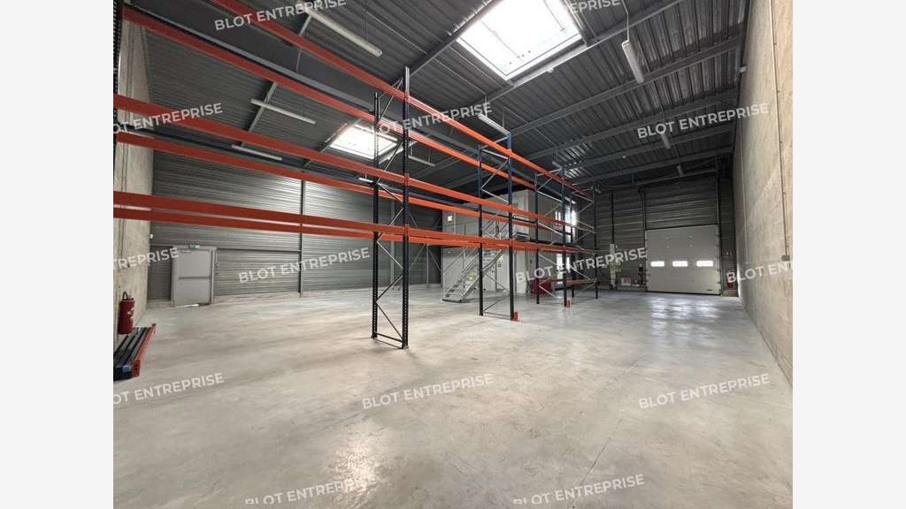 À LOUER - LOCAUX D'ACTIVITÉS - 330 M² - SAINT HE