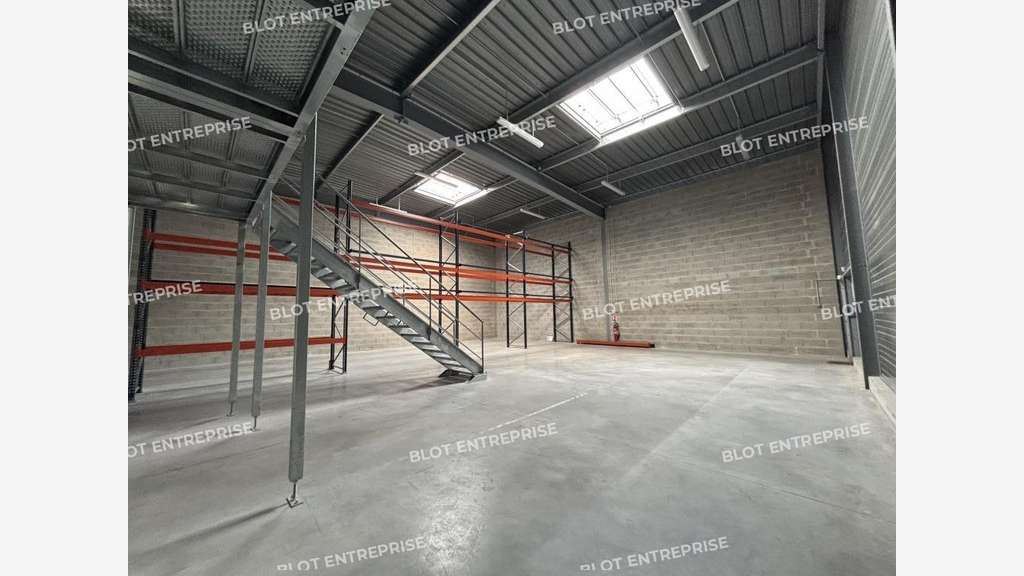 À LOUER - LOCAUX D'ACTIVITÉS - 330 M² - SAINT HE
