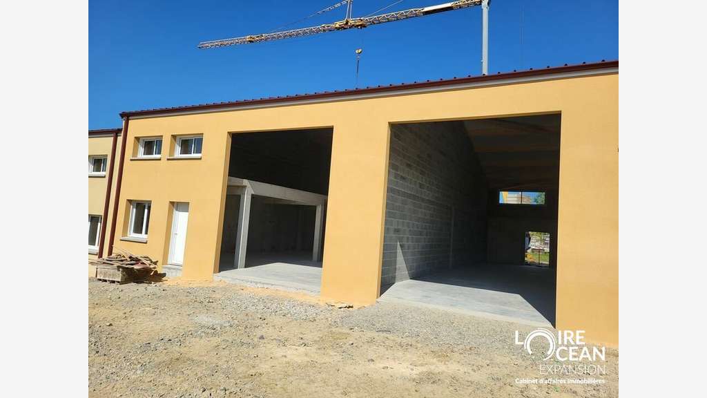 Loue local d'activité 255m² St Hilaire de Chaleons