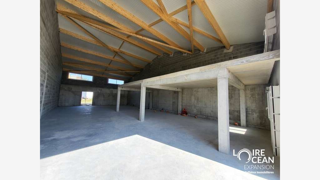 Loue local d'activité 255m² St Hilaire de Chaleons
