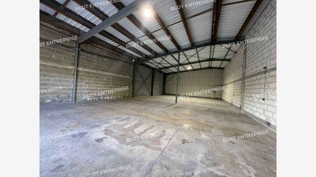 A louer cellule 355m² à Saint-Jacques-de-la-Lande