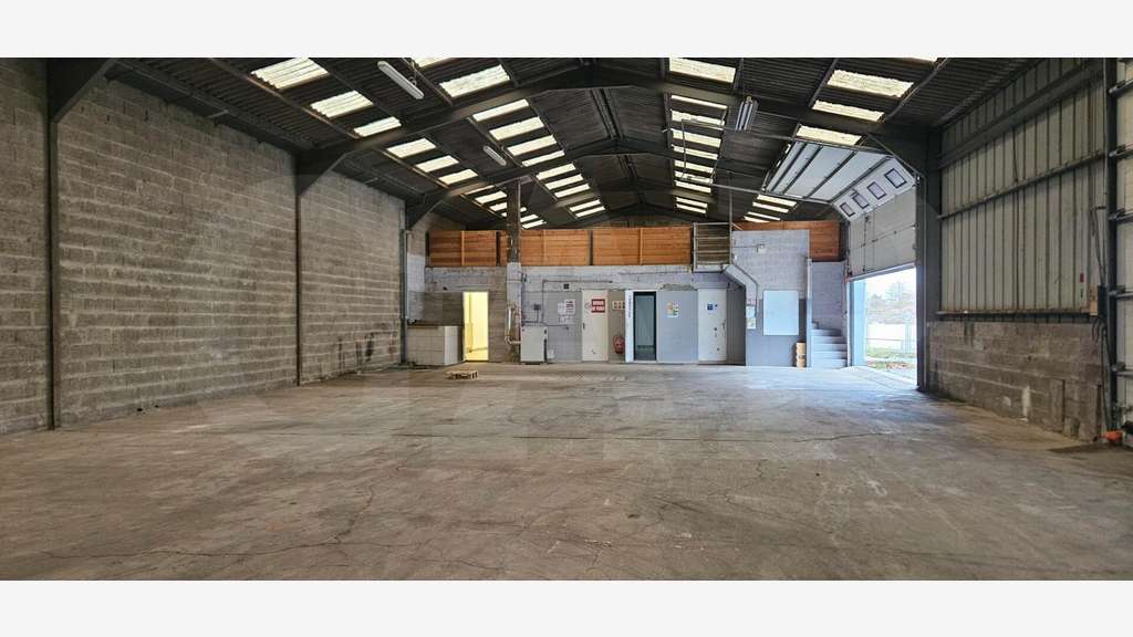 A louer bâtiment 600m² Saint-Jacques-de-la-Lande