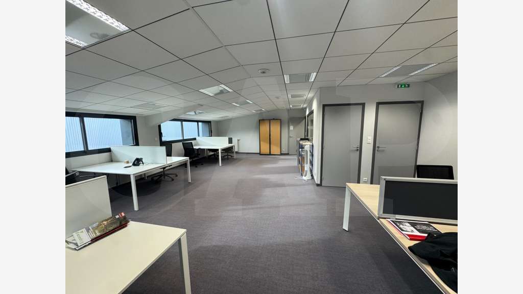 Loue local activité 1226m² St Jacques de la Lande