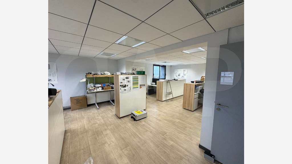 Loue local activité 1226m² St Jacques de la Lande