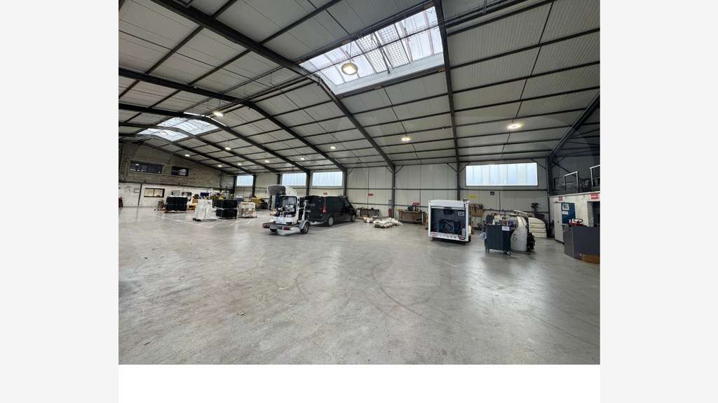 Loue local activité 1226m² St Jacques de la Lande