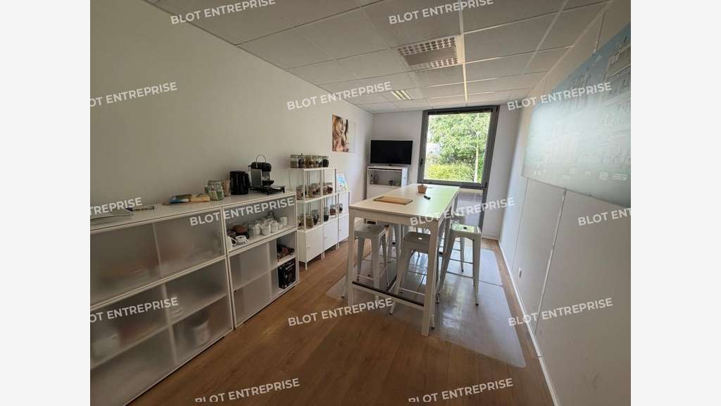 Loue local activités 710m² Saint-Jacques-de-Lande