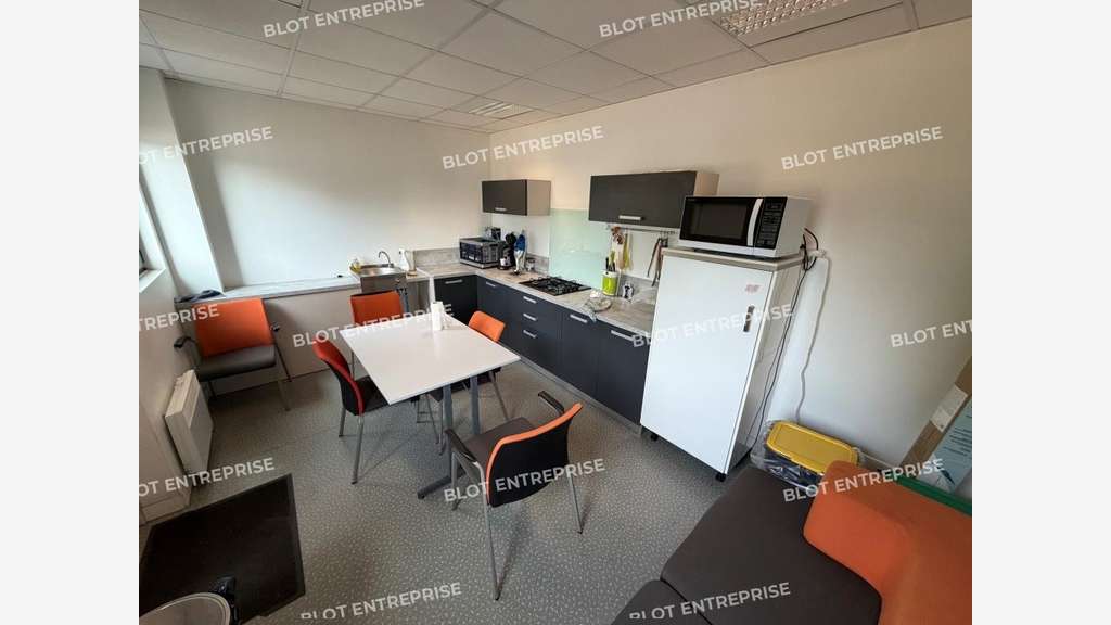 Loue local activités 710m² Saint-Jacques-de-Lande