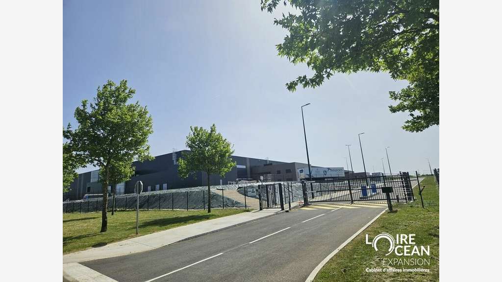 Loue cellule logistique 6000m² à St-Jean-d'Hermine