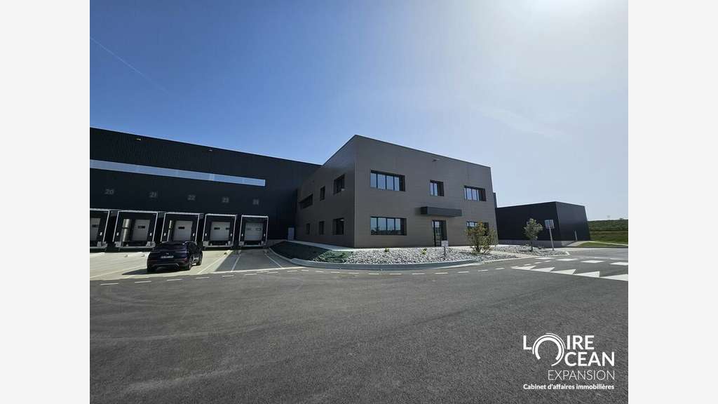 Loue cellule logistique 6000m² à St-Jean-d'Hermine