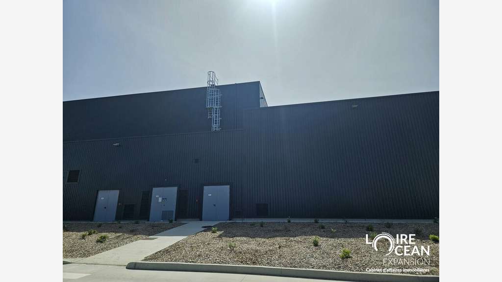 Loue cellule logistique 6000m² à St-Jean-d'Hermine