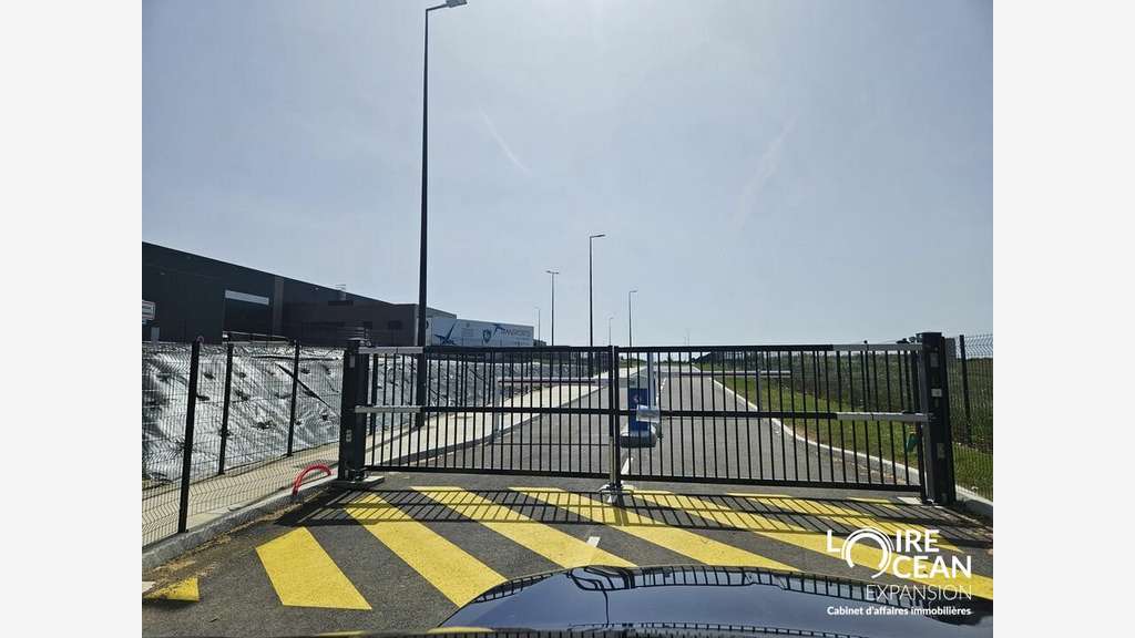 Loue cellule logistique 6000m² à St-Jean-d'Hermine