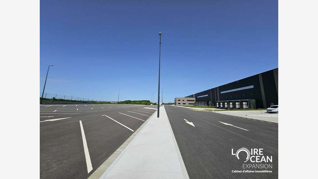 Loue local logistique 12 000m² à St-Jean-d'Hermine