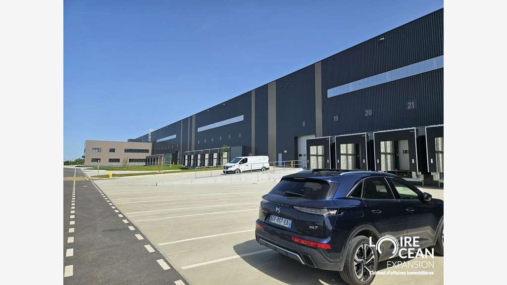 Loue local logistique 12 000m² à St-Jean-d'Hermine